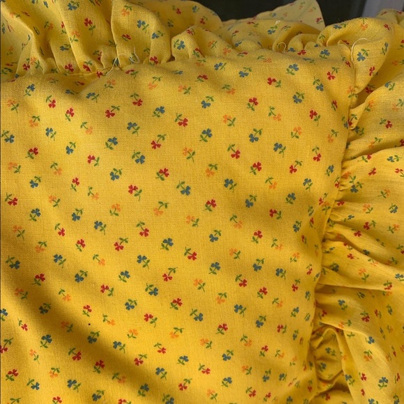 Pair of vintage yellow throw pillows 💛 - Picture 2 of 2